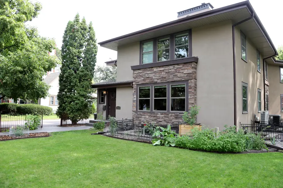 1216 N Lincoln Street, Aberdeen, SD 57401 - #2