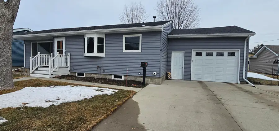 1404 N Lloyd Street, Aberdeen, SD 57401 - #2