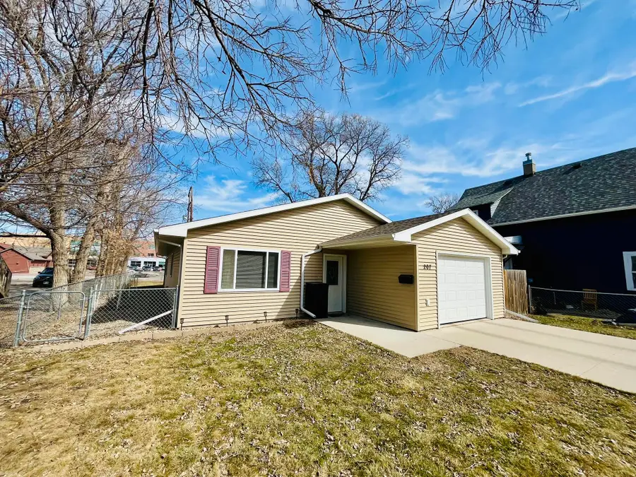 207 SE 7th Avenue, Aberdeen, SD 57401 - #2