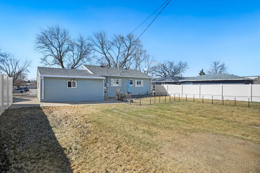 311 S Vivian Street, Aberdeen, SD 57401 - #3