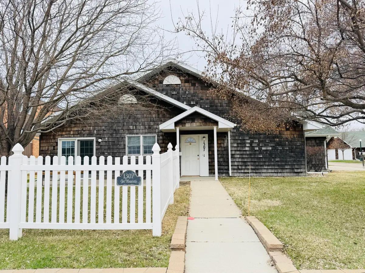 1307 N Dakota Street, Aberdeen, SD 57401 - #1