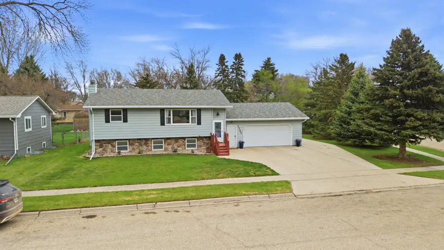 1243 NE Apollo Avenue, Aberdeen, SD 57401 - #2