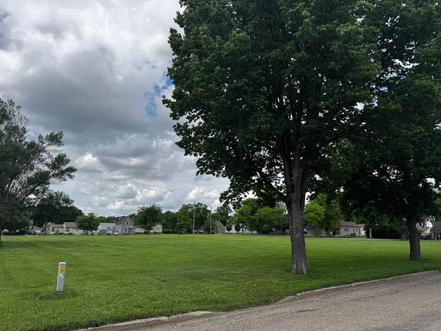 411 S Harrison Street, Aberdeen, SD 57401 - #3
