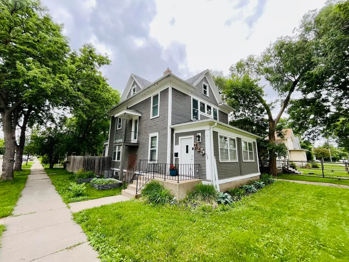 725 S Lincoln Street, Aberdeen, SD 57401 - #1