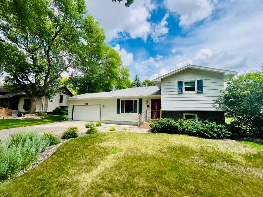 1606 N Jackson Street, Aberdeen, SD 57401 - #2