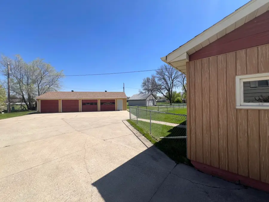 1019 S Lawson Street, Aberdeen, SD 57401 - #2
