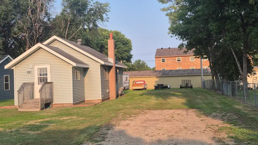 912 S Cochrane Street, Aberdeen, SD 57401 - #2