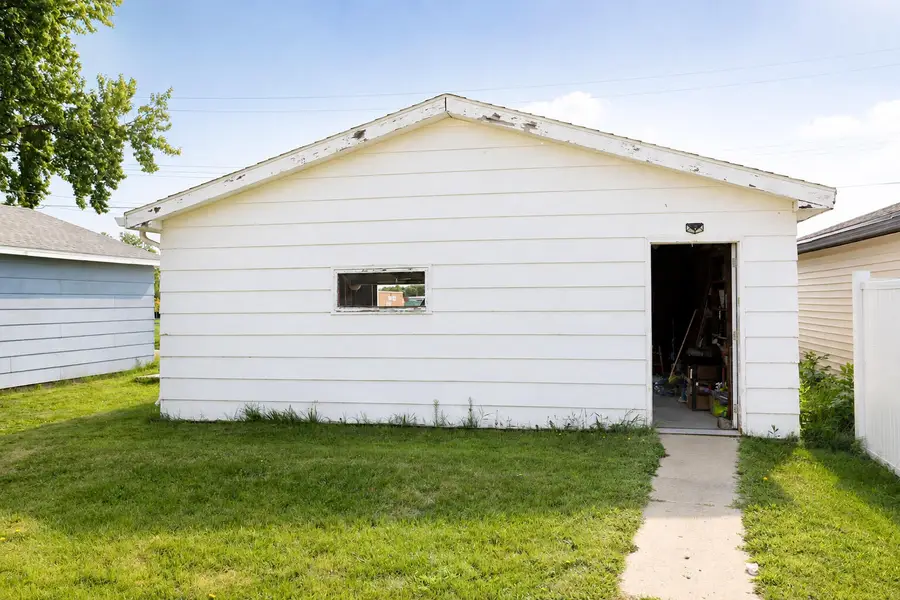 903 S 9th Street, Aberdeen, SD 57401 - #3