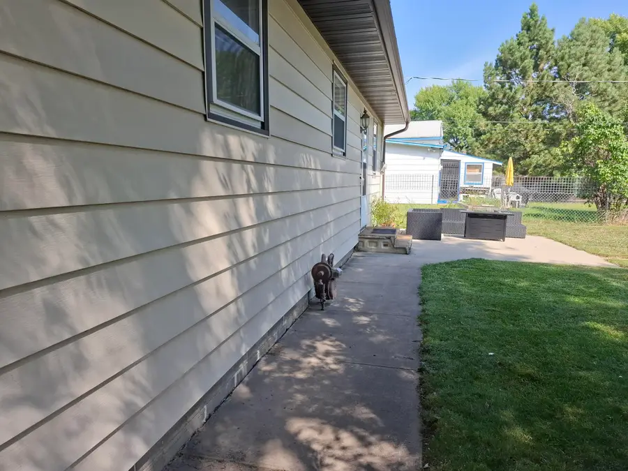 806 N Arch Street, Aberdeen, SD 57401 - #3