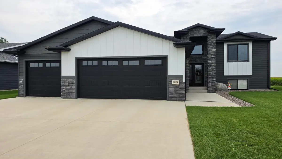 1824 SE 24th Avenue, Aberdeen, SD 57401 - #1