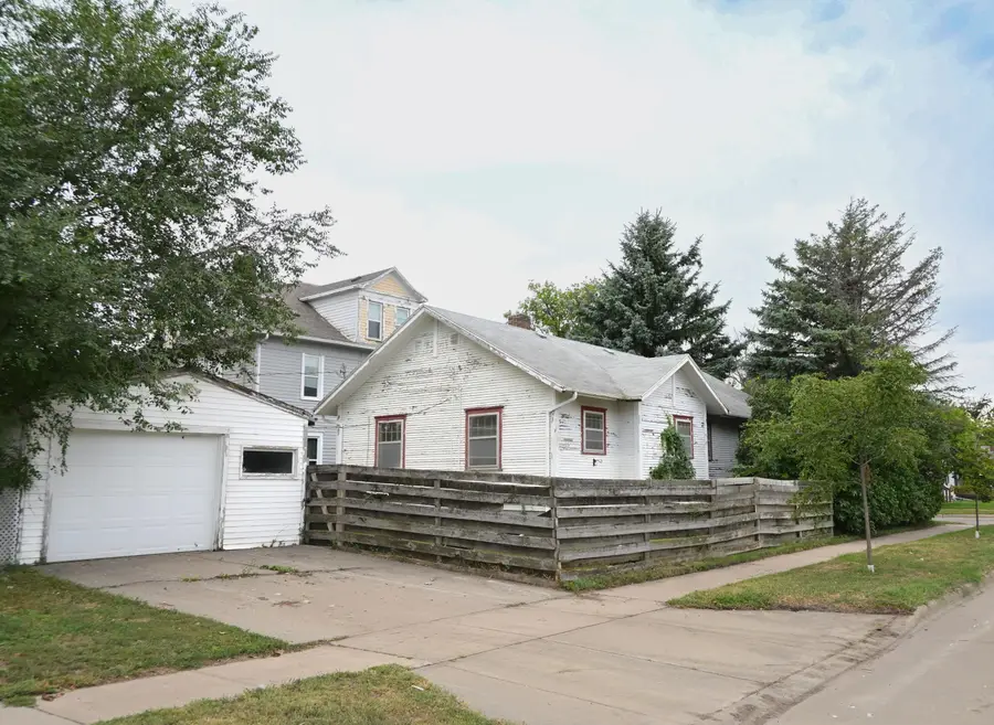 103 S Arch Street, Aberdeen, SD 57401 - #2