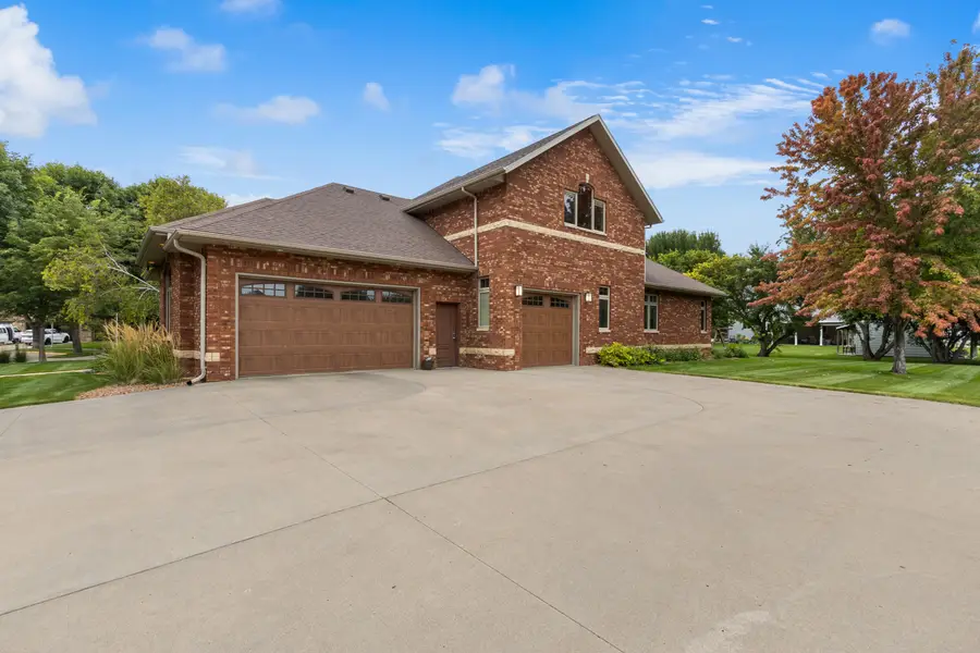 1711 Maplewood Lane, Aberdeen, SD 57401 - #2
