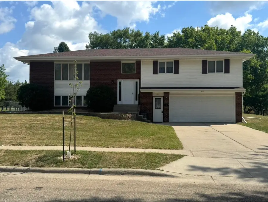 211 NE 22nd Avenue, Aberdeen, SD 57401 - #2