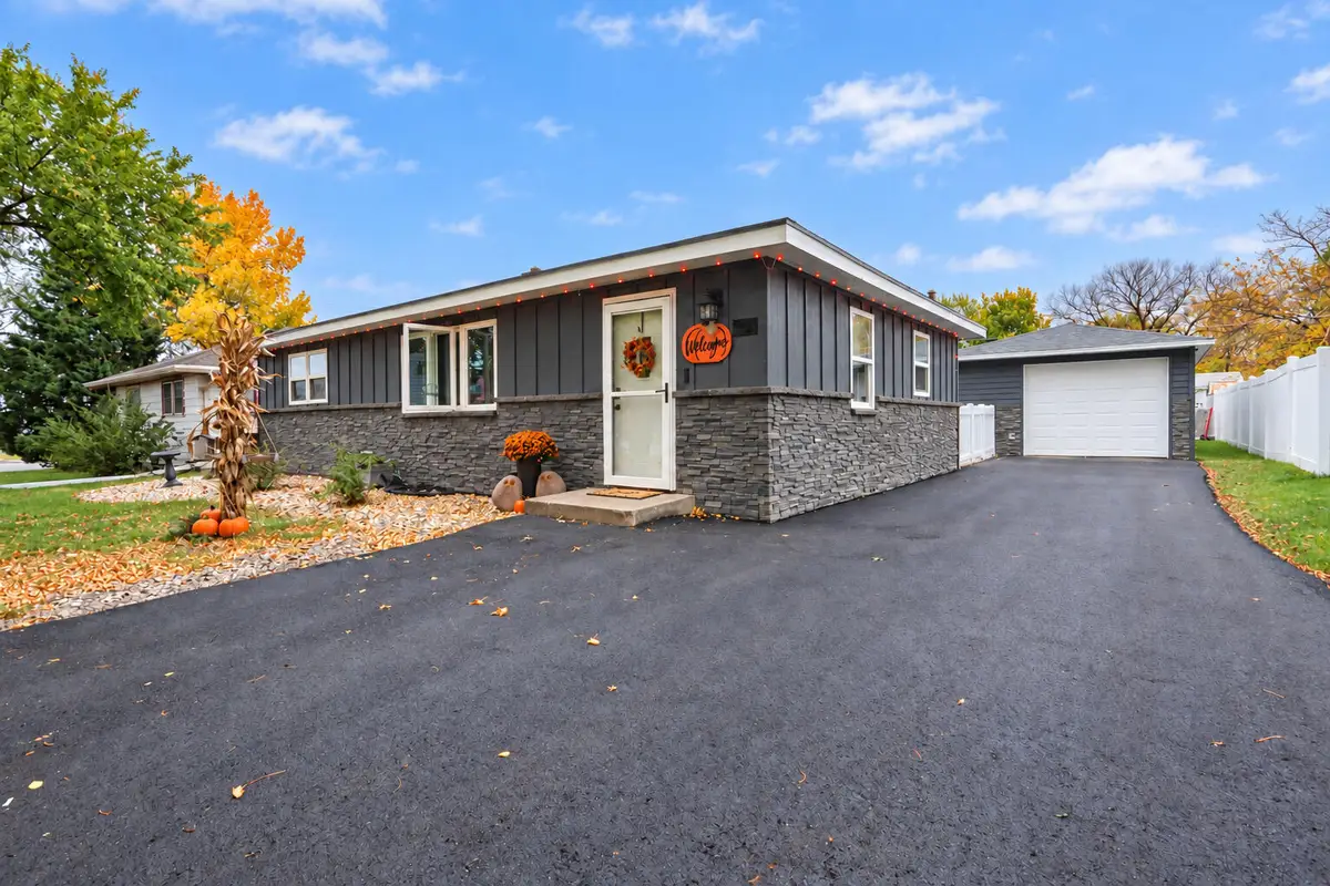 307 S Vivian Street, Aberdeen, SD 57401 - #1