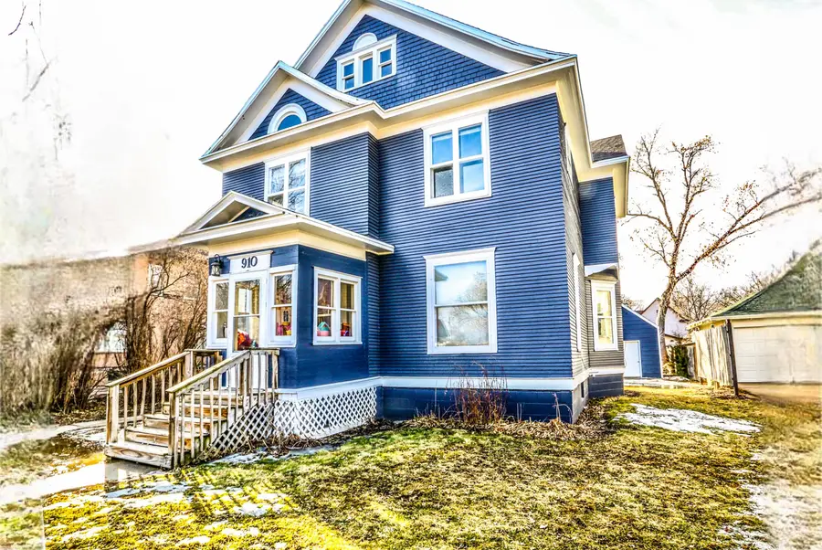 910 S Washington Street, Aberdeen, SD 57401 - #2