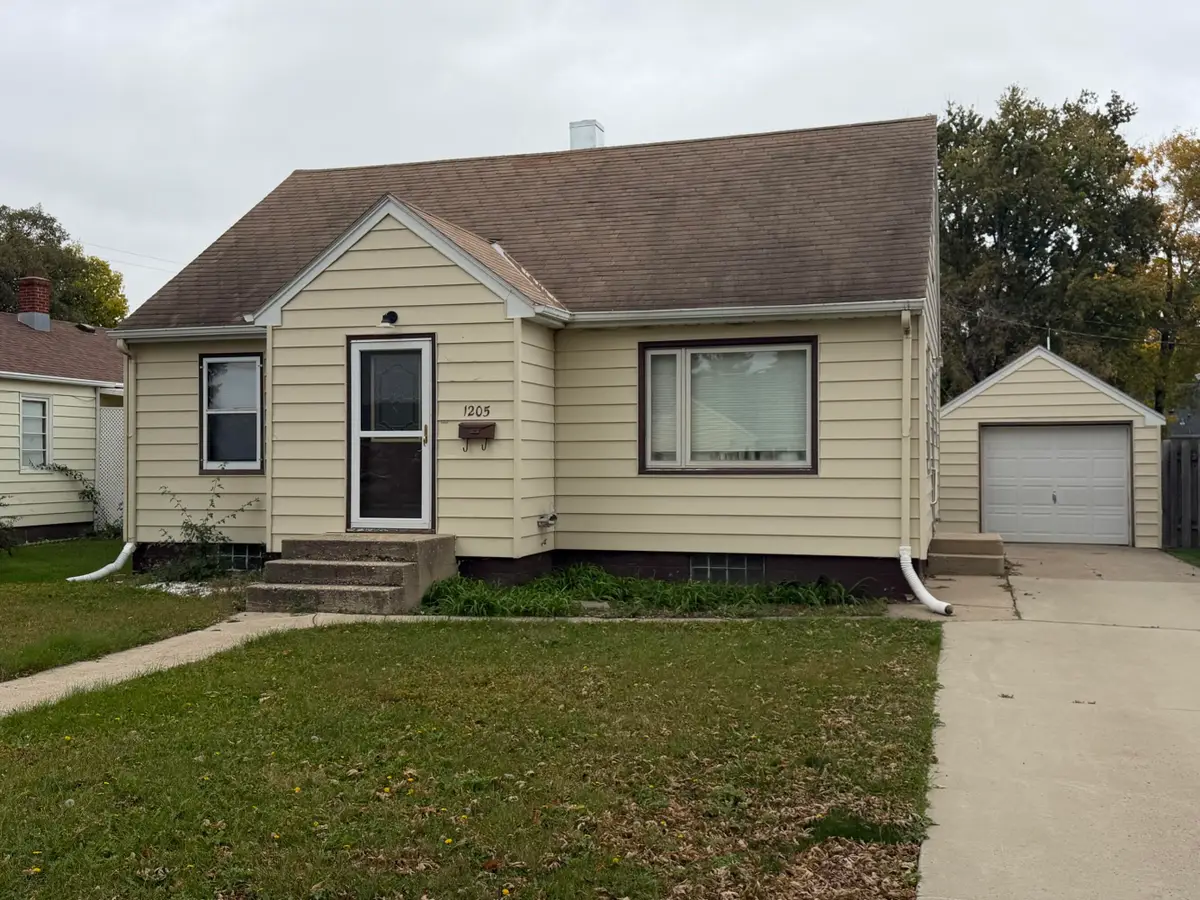 1205 S Lloyd Street, Aberdeen, SD 57401 - #1