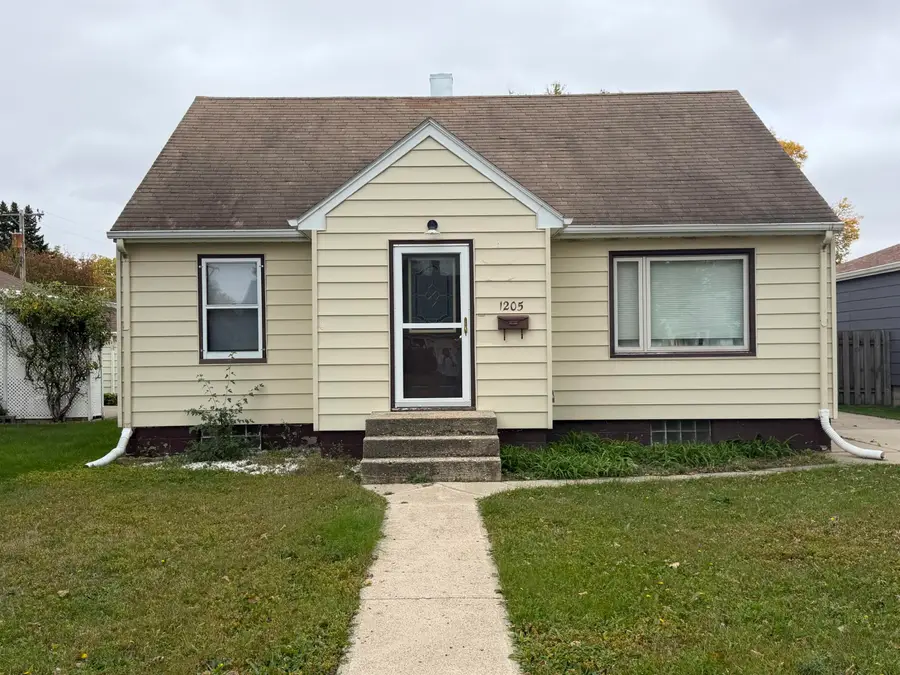 1205 S Lloyd Street, Aberdeen, SD 57401 - #2