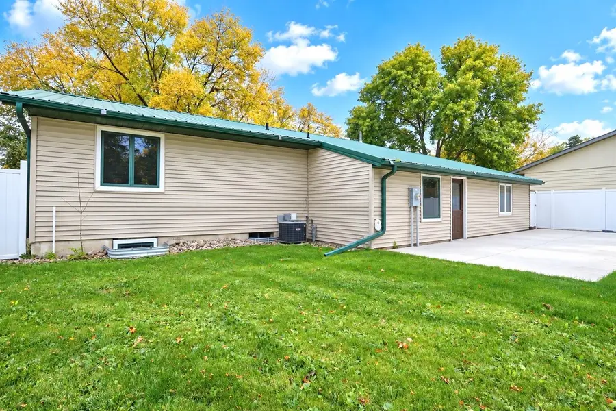 421 Kettering Drive, Aberdeen, SD 57401 - #2