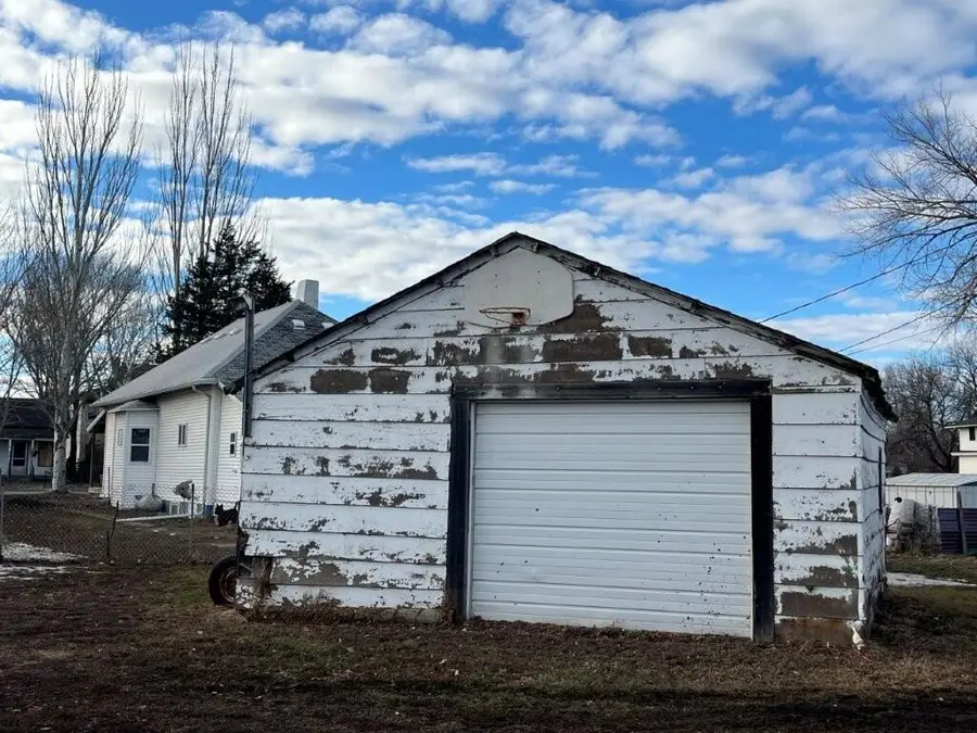 220 E 2nd Avenue, Mobridge, SD 57601 - #3