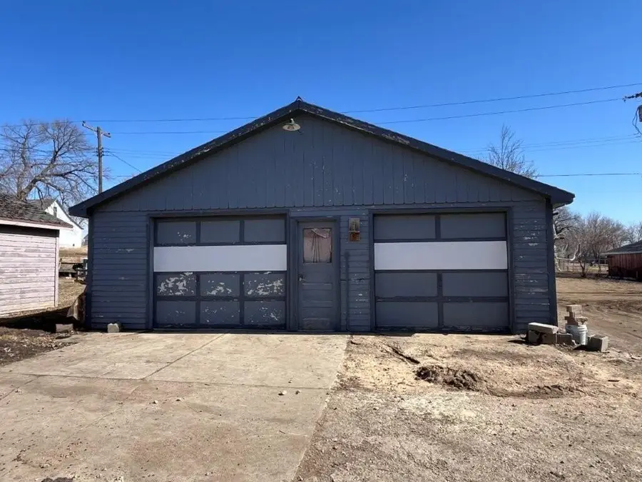 710 E 3rd Avenue, Mobridge, SD 57601 - #3