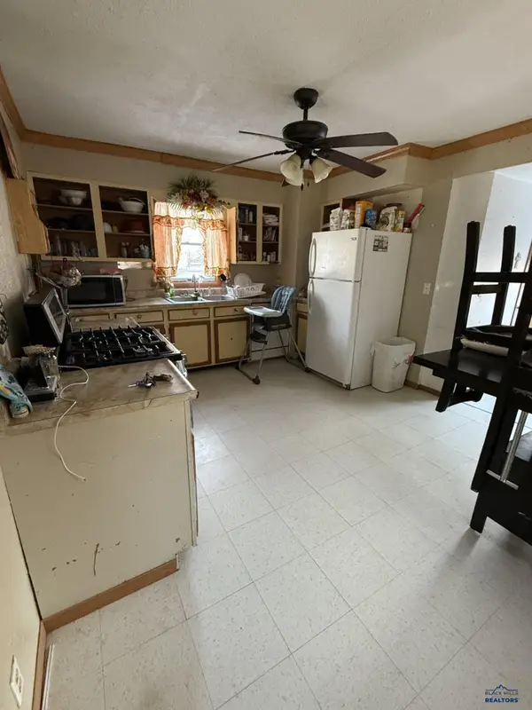 106 N 3rd Ave, Martin, SD 57551