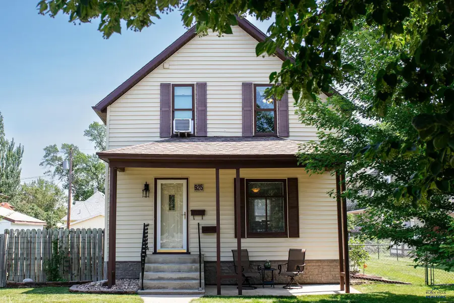 925 S 2nd St, Aberdeen, SD 57401 - Image #2