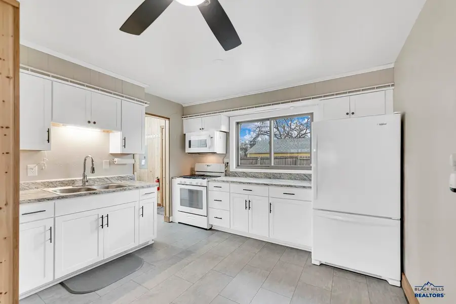 501 Robbins Dr, Rapid City, SD 57701 - Image #2