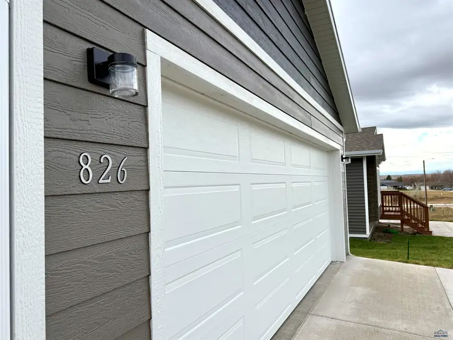 826 Heritage Dr, Belle Fourche, SD 57717 - Image #2