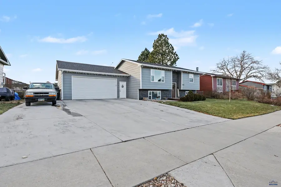 4425 Dolphin Ln, Rapid City, SD 57701 - Image #2