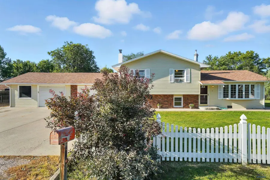 4708 Howie Dr, Rapid City, SD 57702 - Image #2