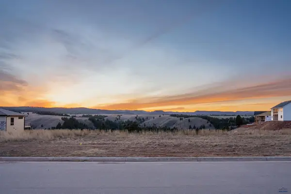 5621 Cloud Peak Dr, Rapid City, SD 57702