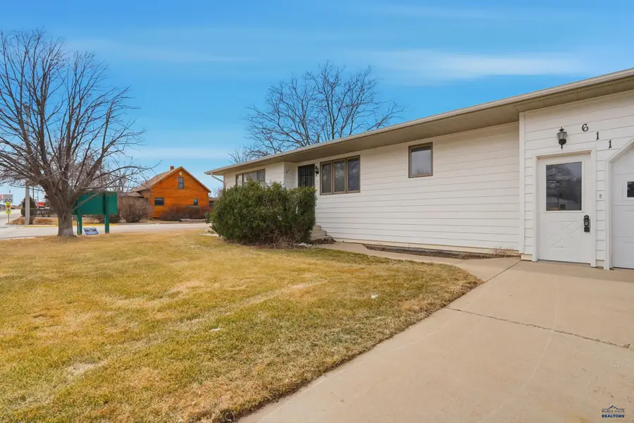 611 Glenn St, Wall, SD 57790 - #3