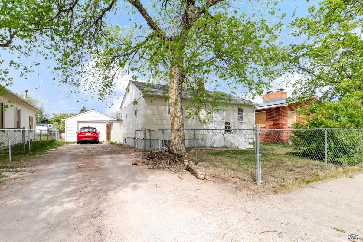 825 Holcomb Ave, Rapid City, SD 57701 - #1