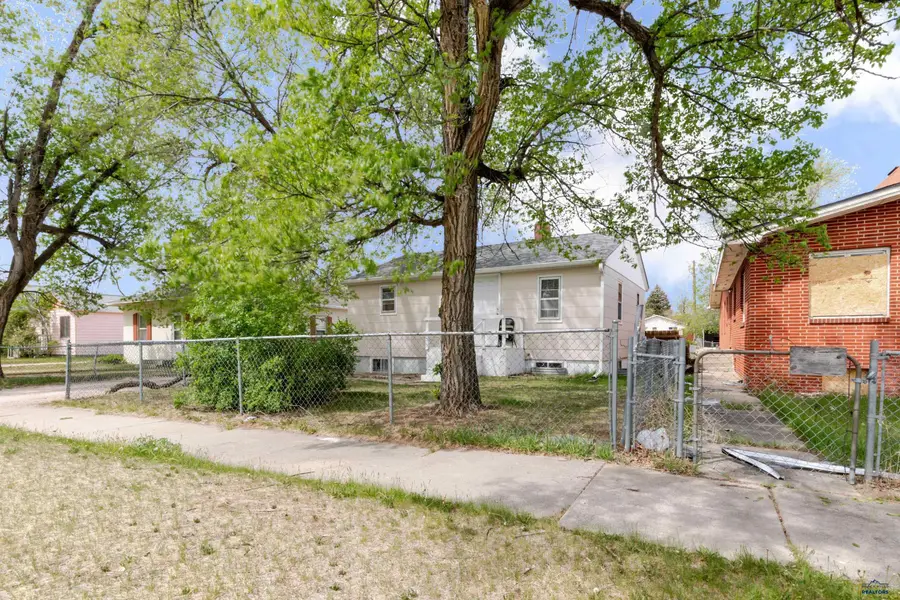 825 Holcomb Ave, Rapid City, SD 57701 - #2