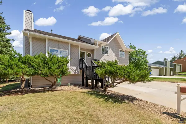 3704 Meadowbrook Dr, Rapid City, SD 57702