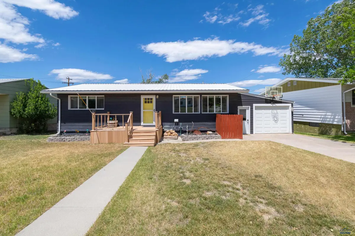 1004 E St, Edgemont, SD 57735 - #1
