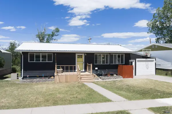 1004 E St, Edgemont, SD 57735