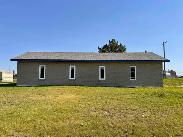 103 E State St, Martin, SD 57551
