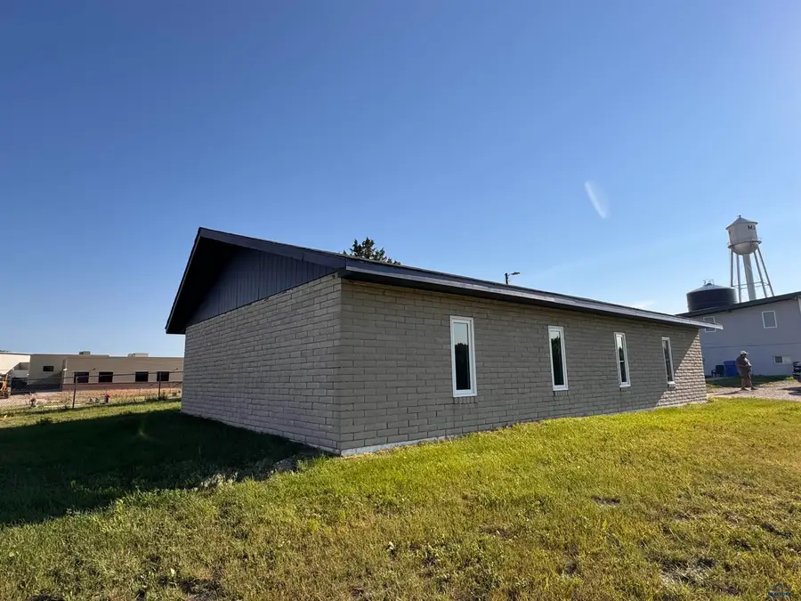 103 E State St, Martin, SD 57551 - #2