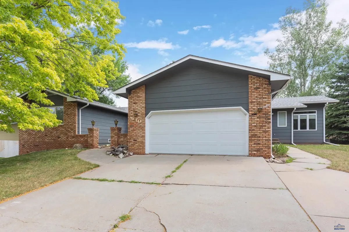 610 Fairlawn Dr, Rapid City, SD 57702 - #1