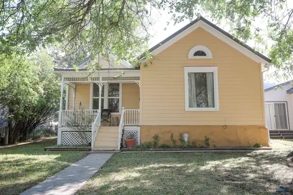 141 N 5th St, Hot Springs, SD 57747