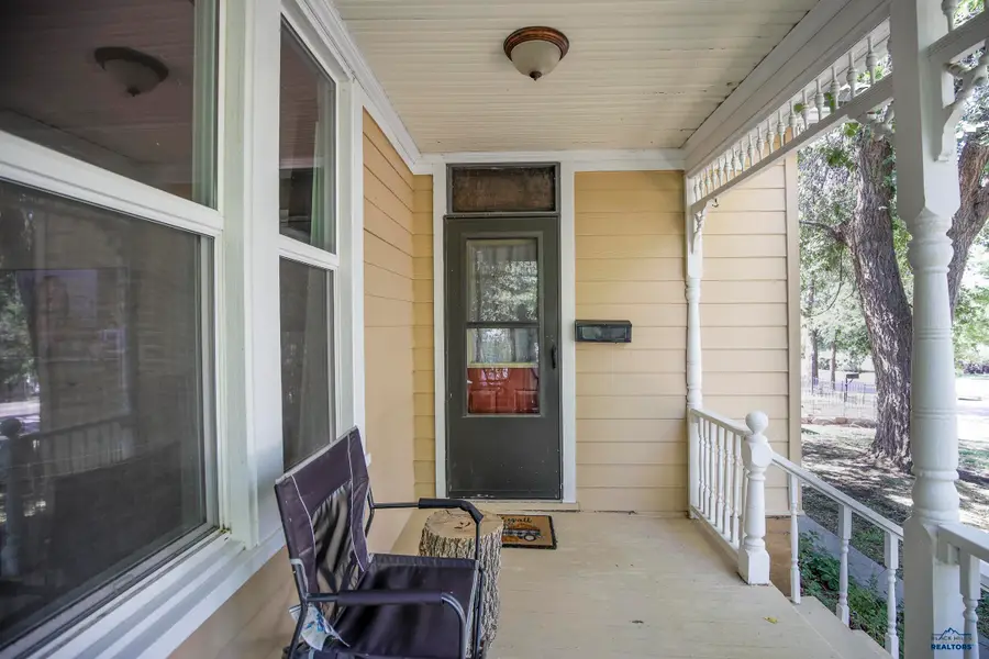 141 N 5th St, Hot Springs, SD 57747 - #2