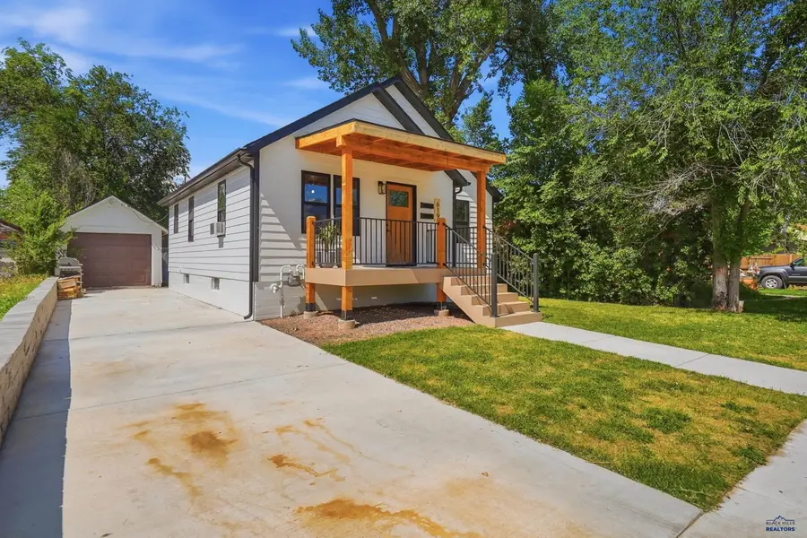 619 Lawrence St, Belle Fourche, SD 57717-0000 - #2