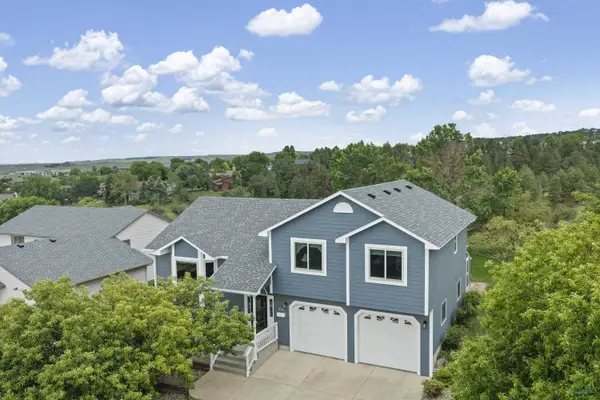 551 Fox Run Dr, Rapid City, SD 57701-2328