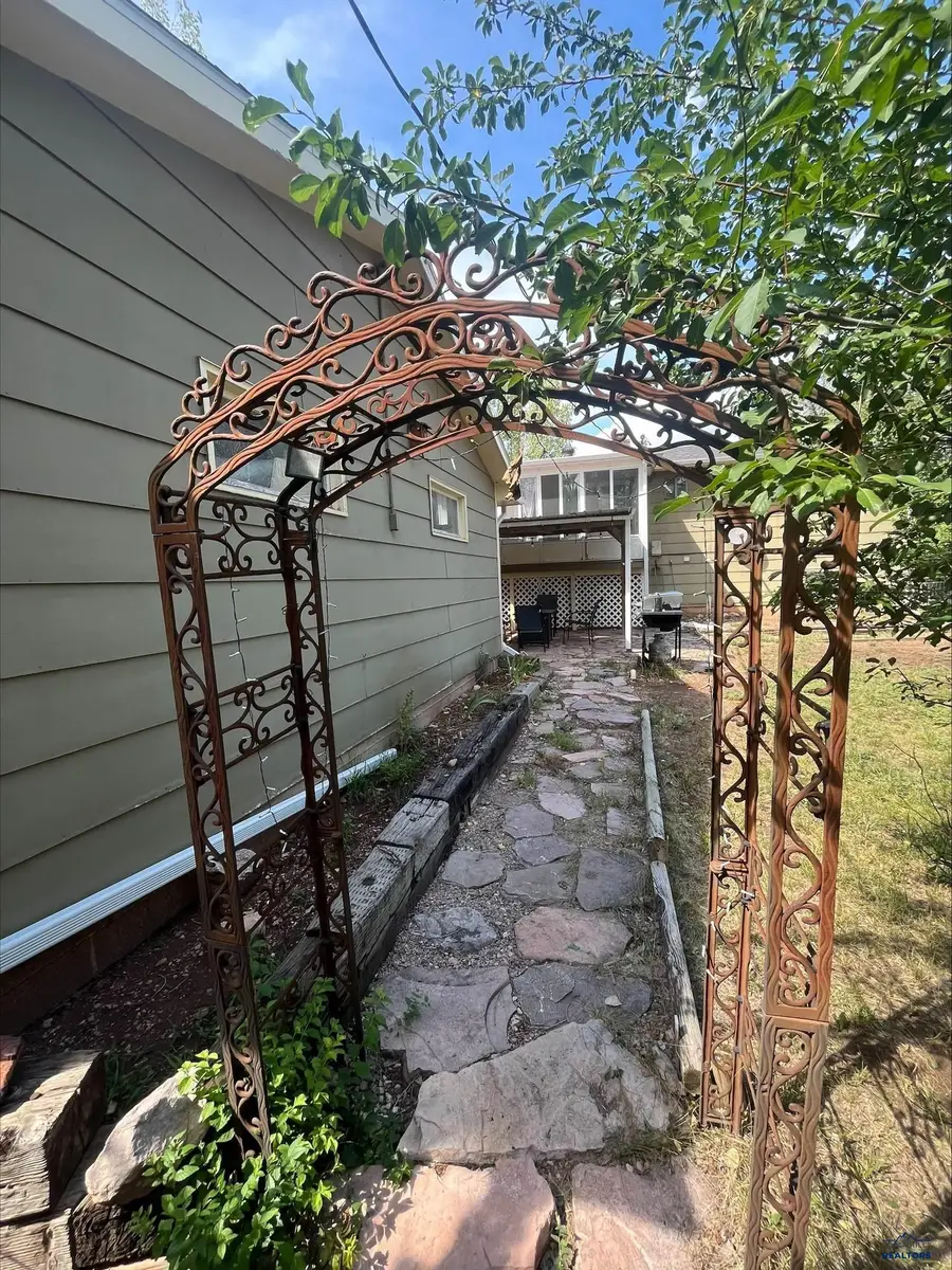 2305 Lincoln Ave, Hot Springs, SD 57747 - #3