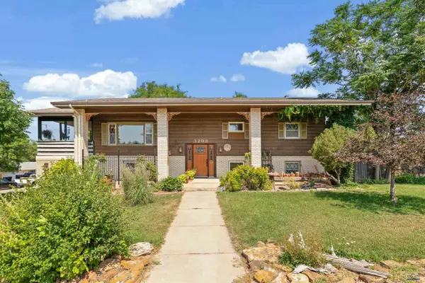 3208 Country Club Dr, Rapid City, SD 57702