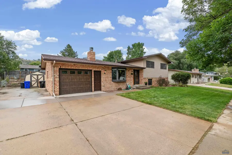 2708 Raymond Dr, Rapid City, SD 57702 - #2