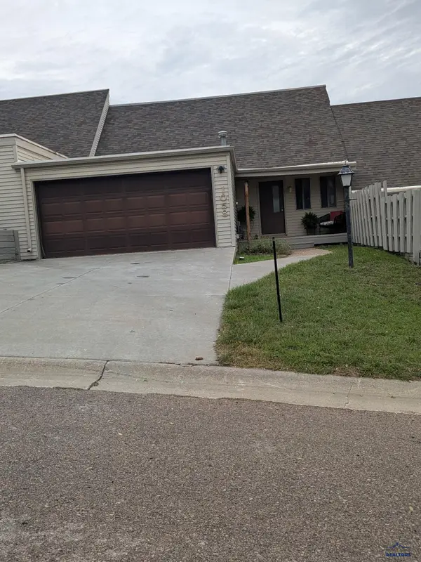 1058 Woodridge Dr, Rapid City, SD 57701