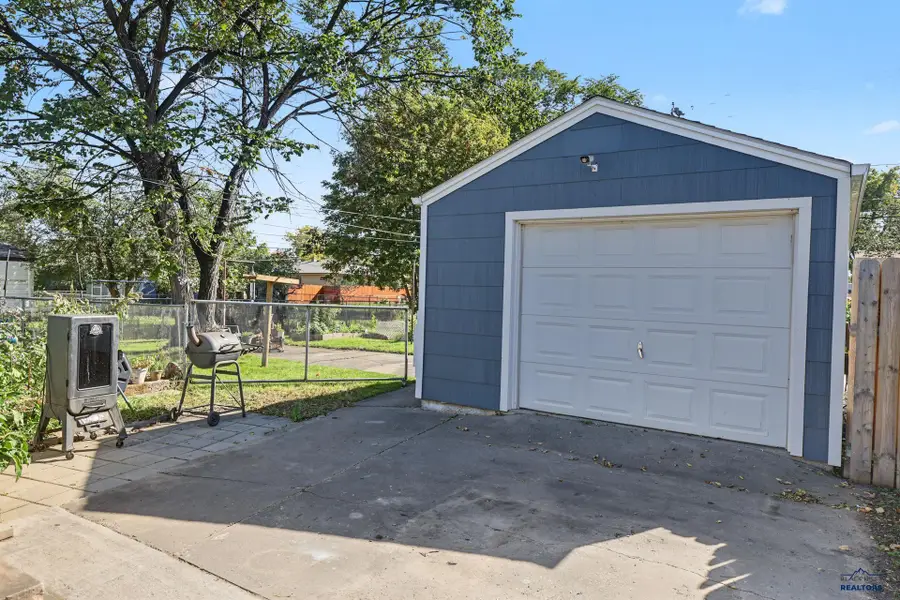 1207 E St Cloud St, Rapid City, SD 57701 - #3
