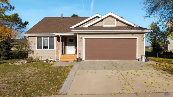 1204 Clover Ridge Dr, Rapid City, SD 57701